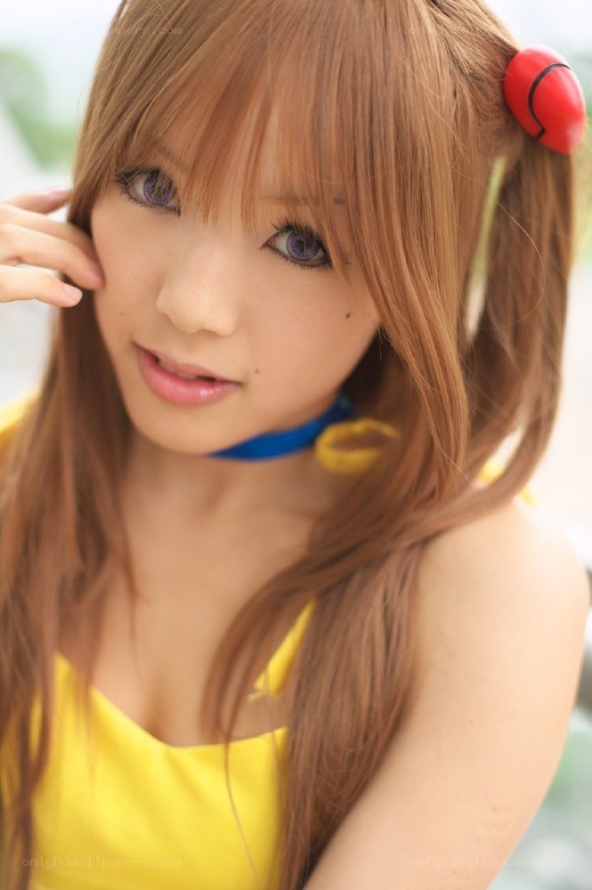cosplayer in yellow outfit