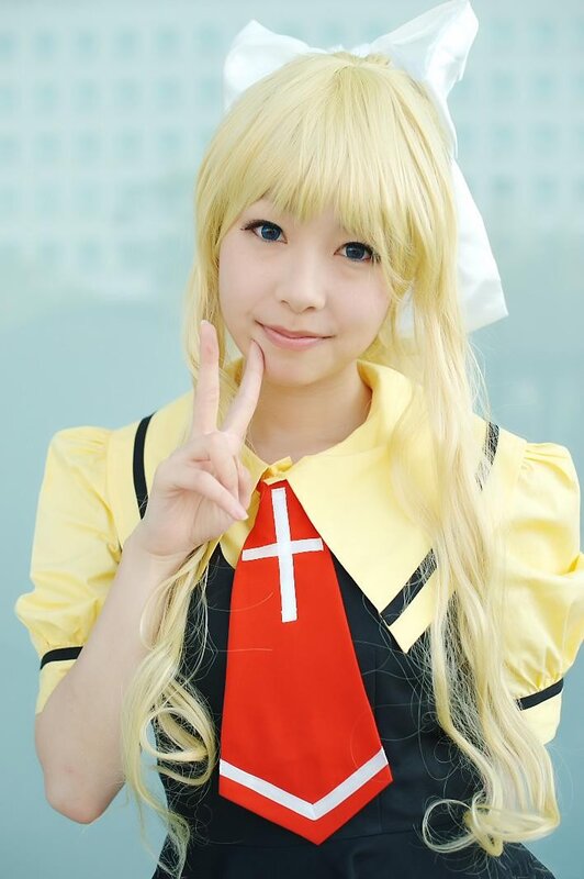 cosplayer in yellow outfit