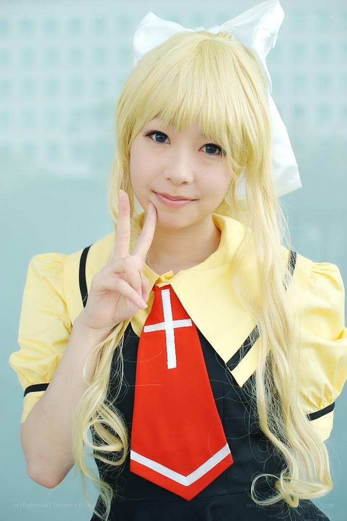 cosplayer in yellow outfit