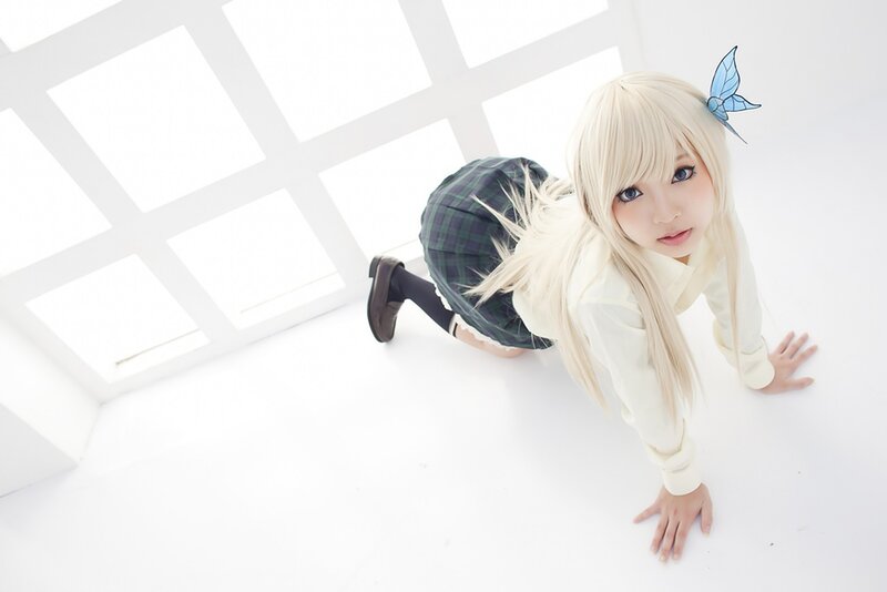 cosplayer on hands and knees