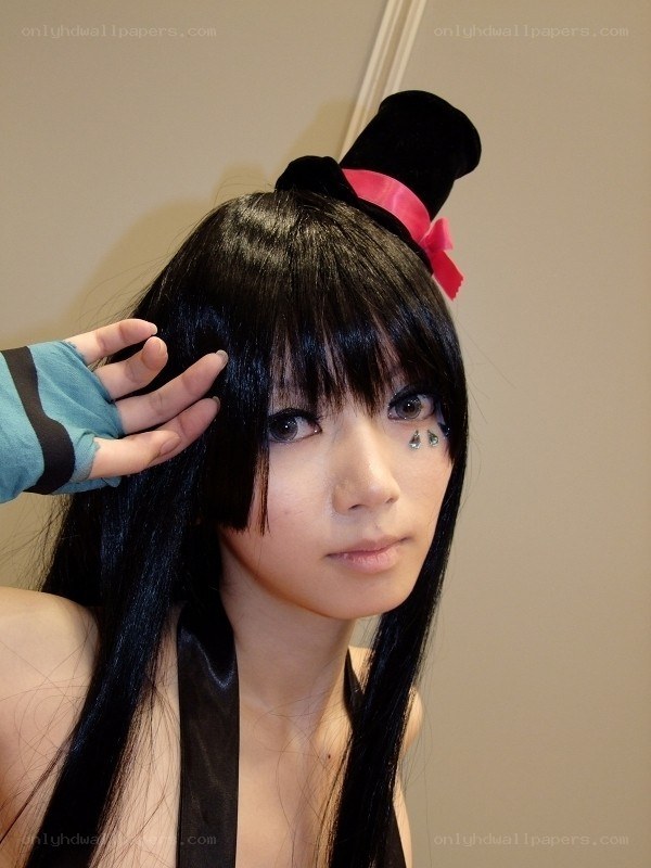 cosplayer with black wig and top hat