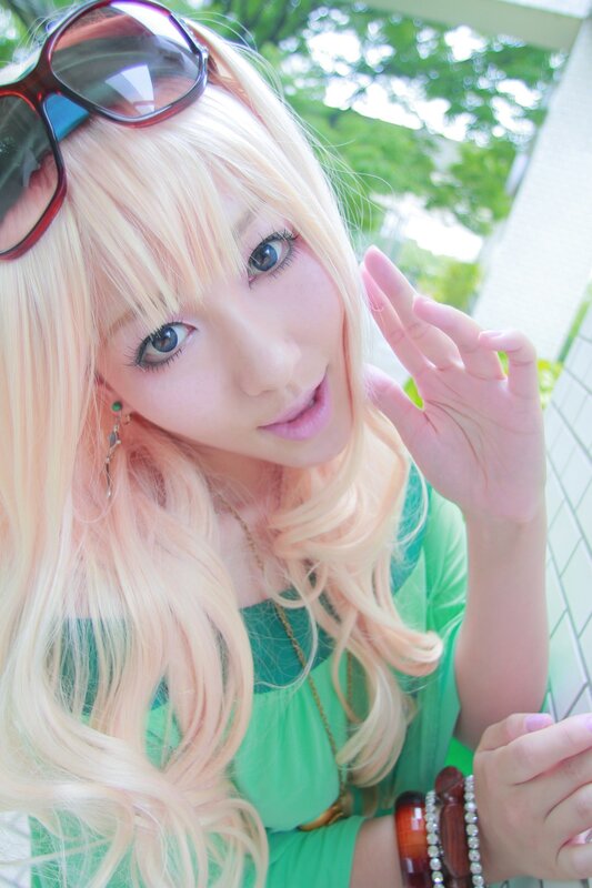 cosplayer with blonde hair