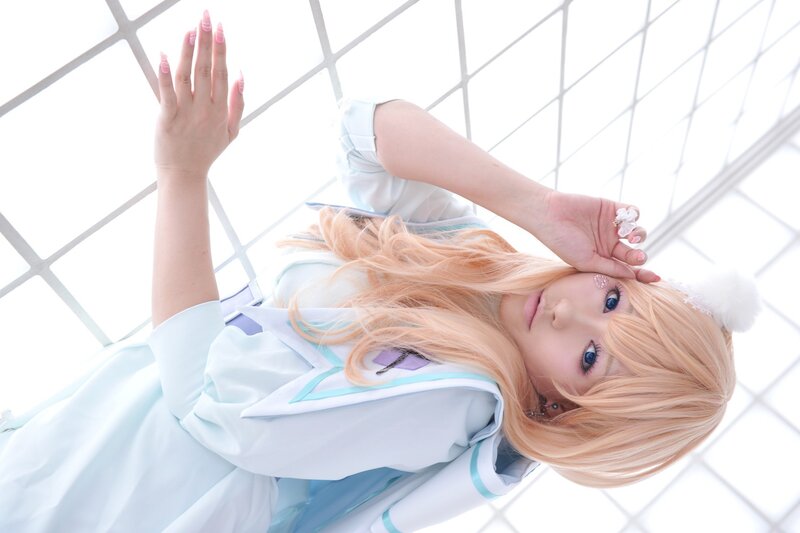 cosplayer with blonde hair