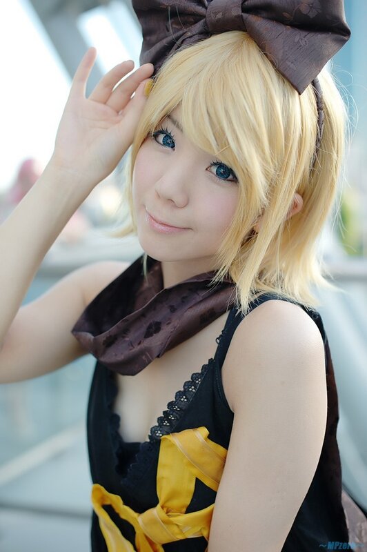cosplayer with blonde hair