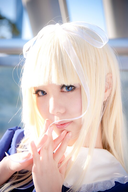 cosplayer with blonde hair