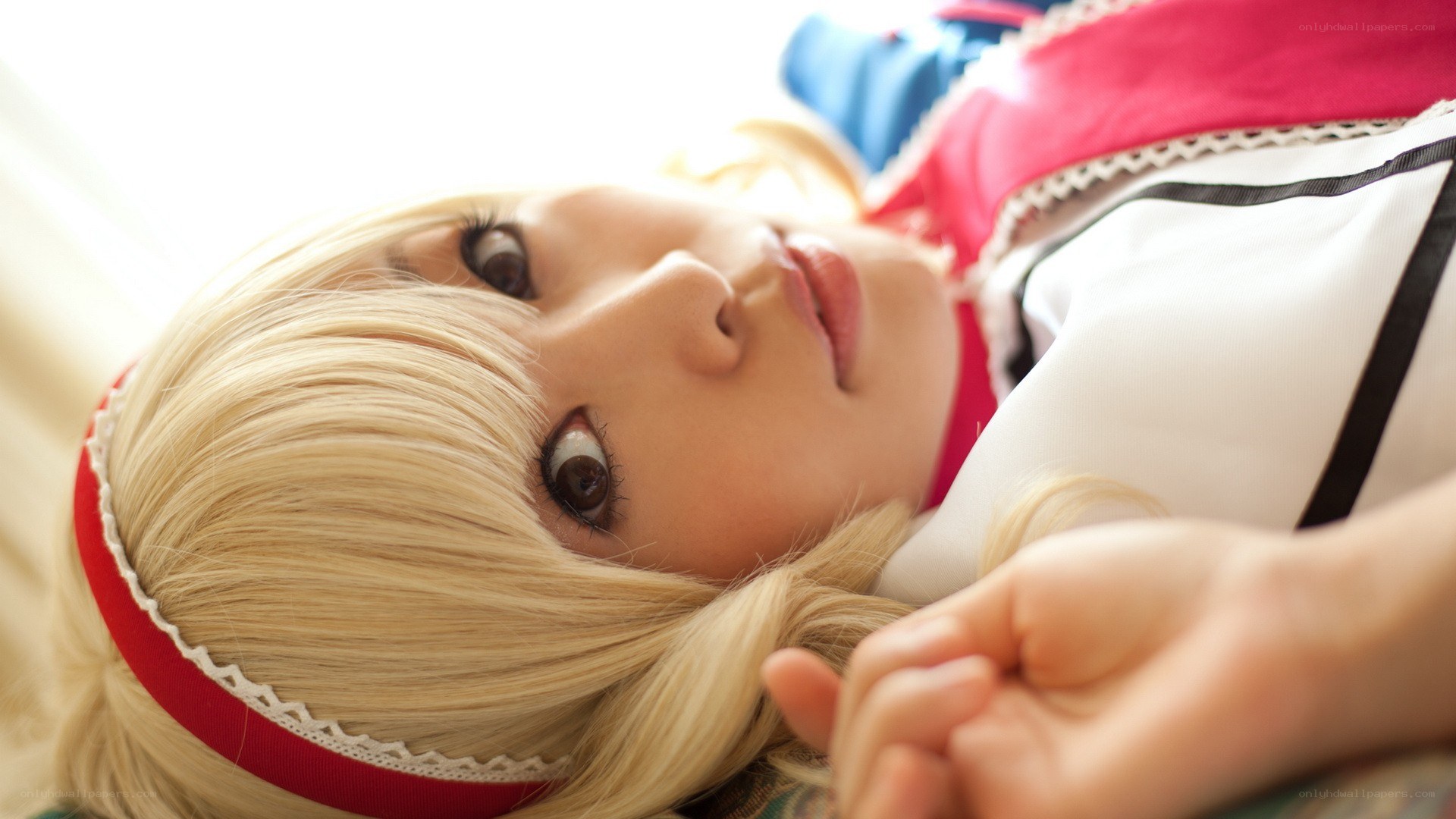 cosplayer with blonde hair