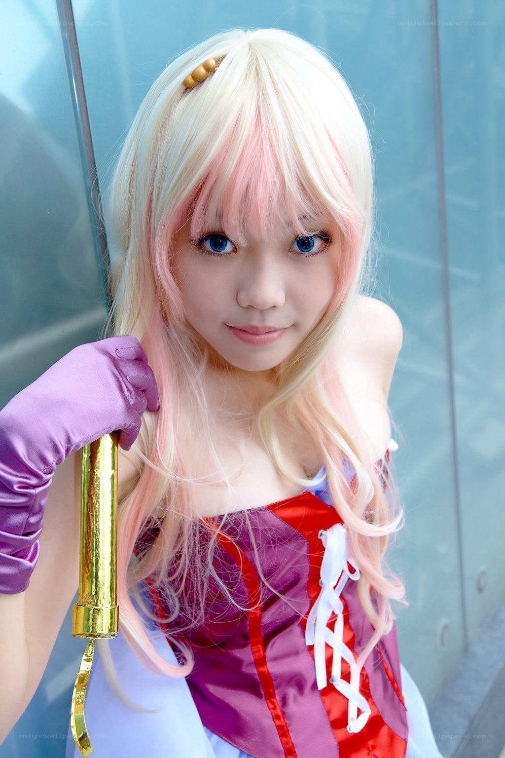 cosplayer with blonde hair