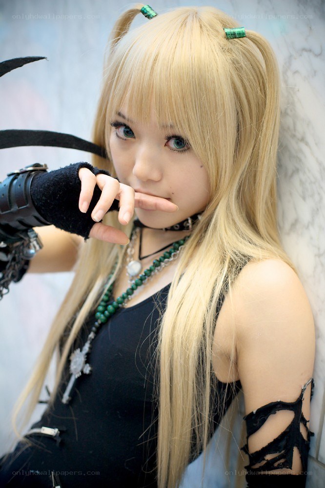 cosplayer with blonde hair