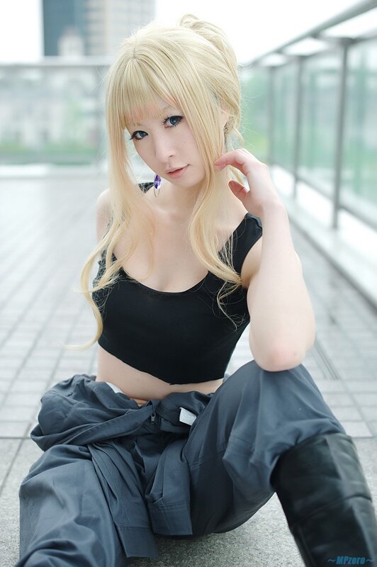 cosplayer with blonde hair