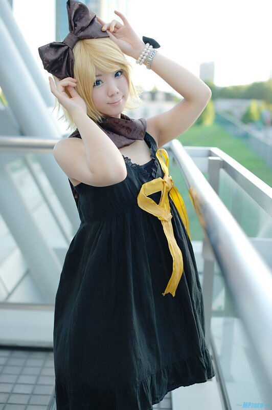 cosplayer with blonde hair and bow