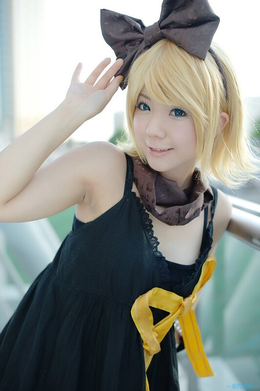 cosplayer with blonde hair and bow