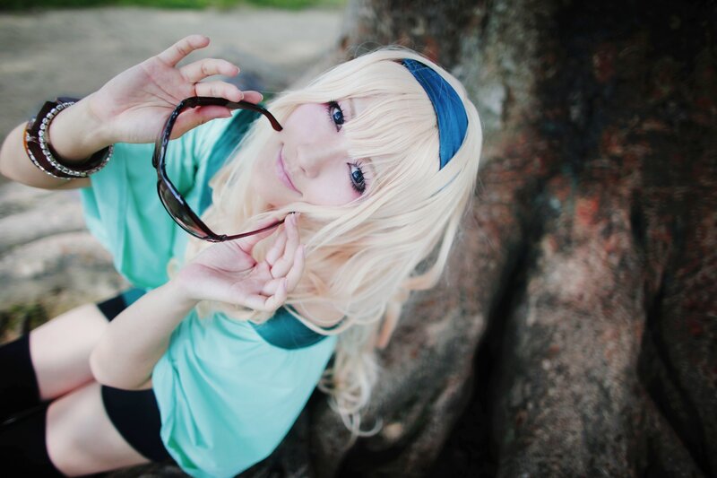 cosplayer with blonde hair and sunglasses