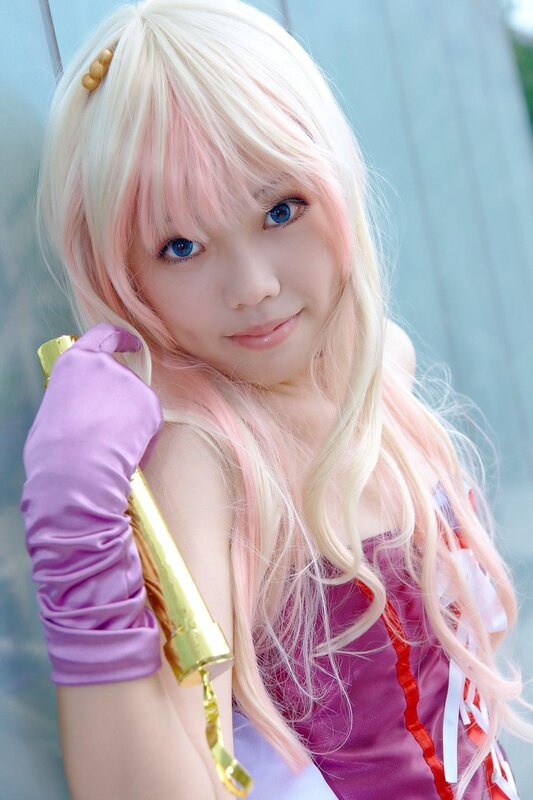 cosplayer with blonde hair