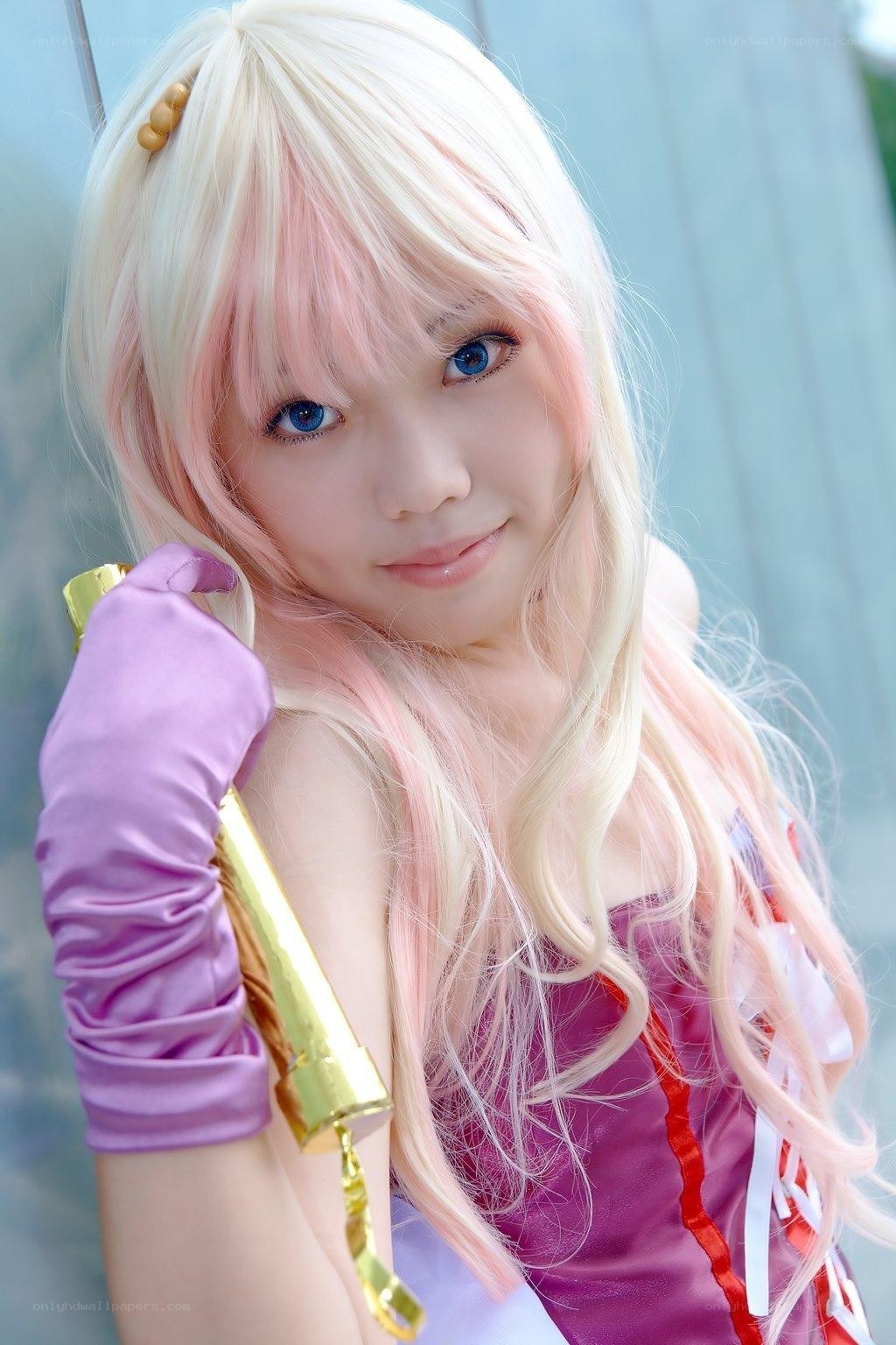 cosplayer with blonde hair