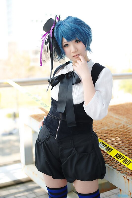 cosplayer with blue hair