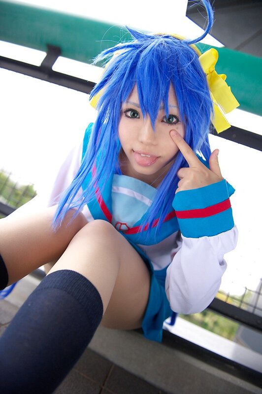 cosplayer with blue hair