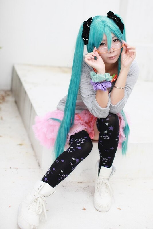 cosplayer with blue hair