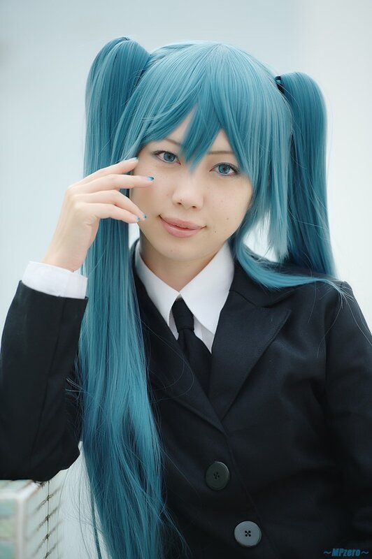 cosplayer with blue hair