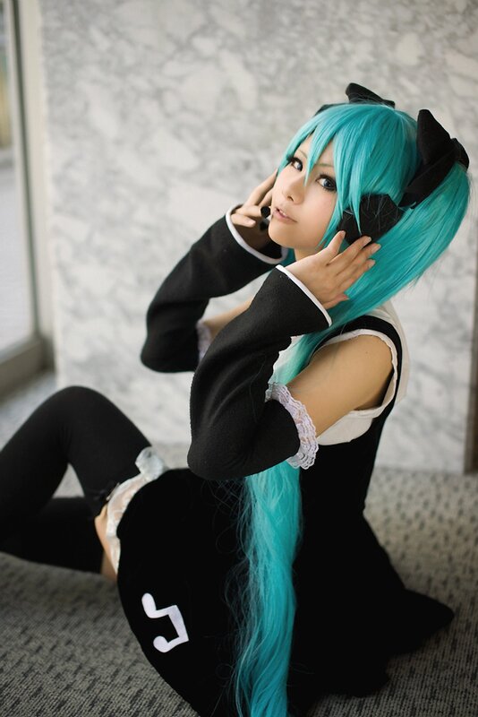 cosplayer with blue hair