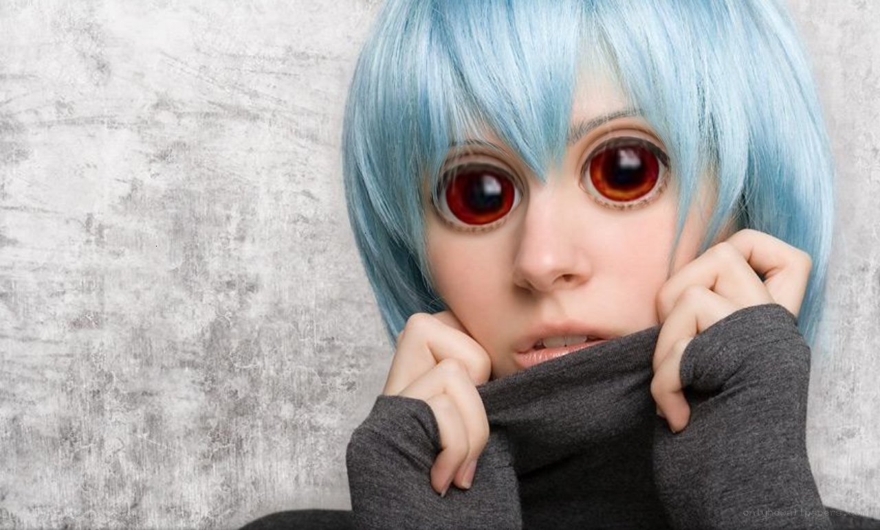 cosplayer with blue hair