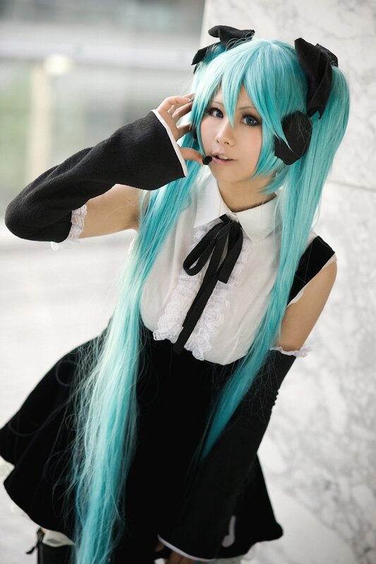 cosplayer with blue hair