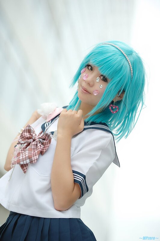 cosplayer with blue hair
