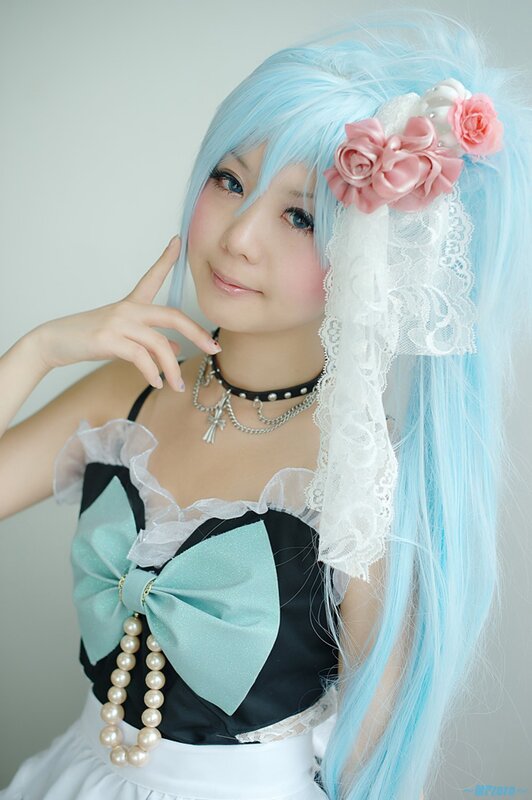 cosplayer with blue hair