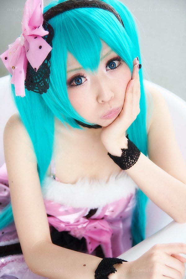 cosplayer with blue hair