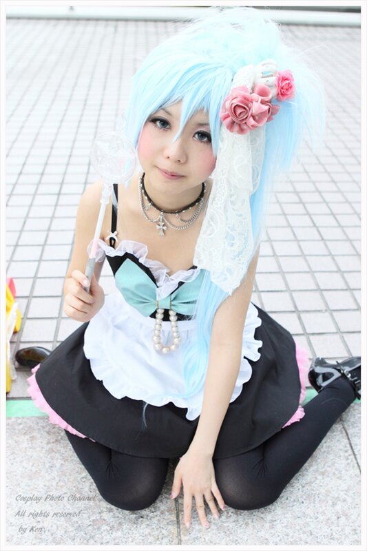 cosplayer with blue hair