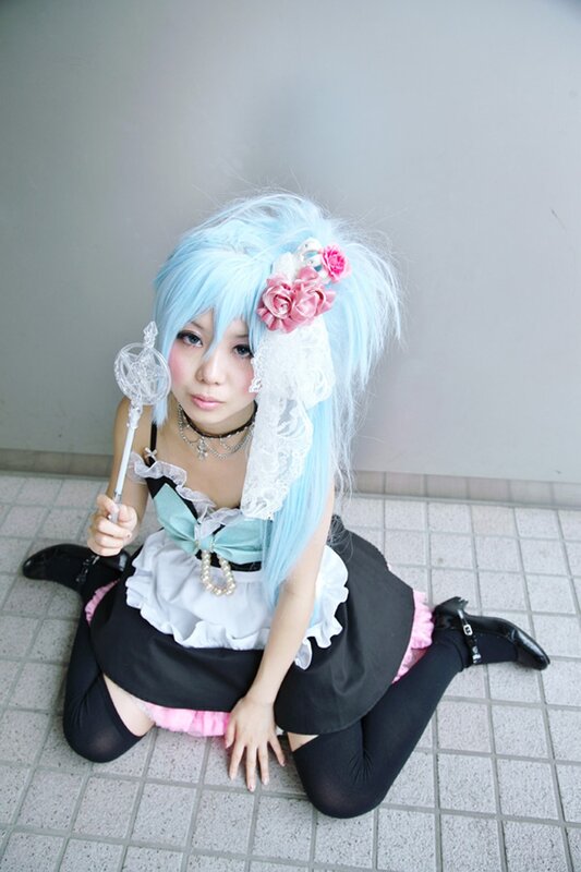 cosplayer with blue hair