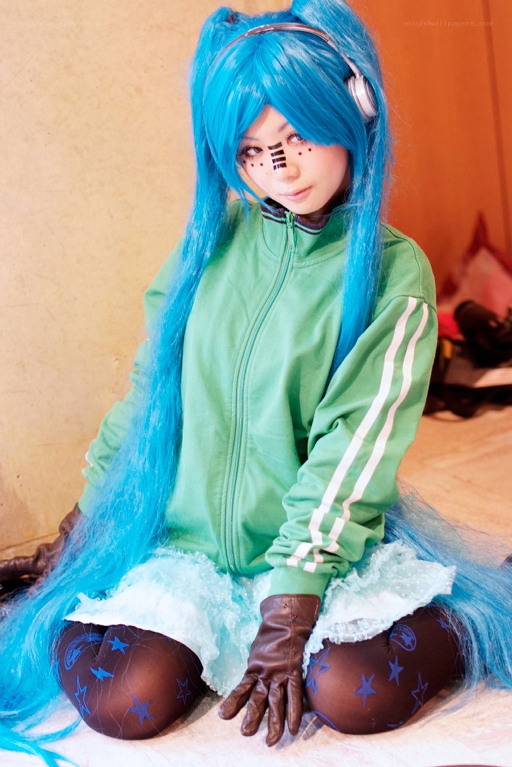 cosplayer with blue hair