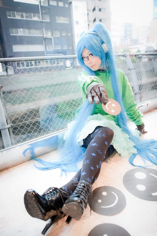 cosplayer with blue hair