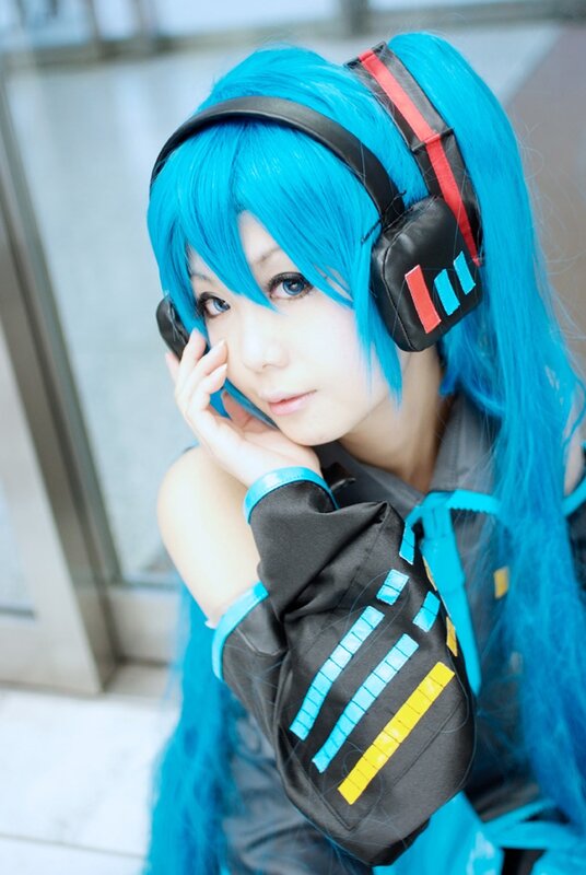 cosplayer with blue hair