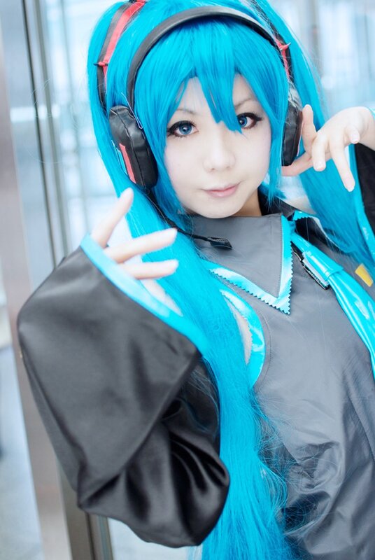 cosplayer with blue hair