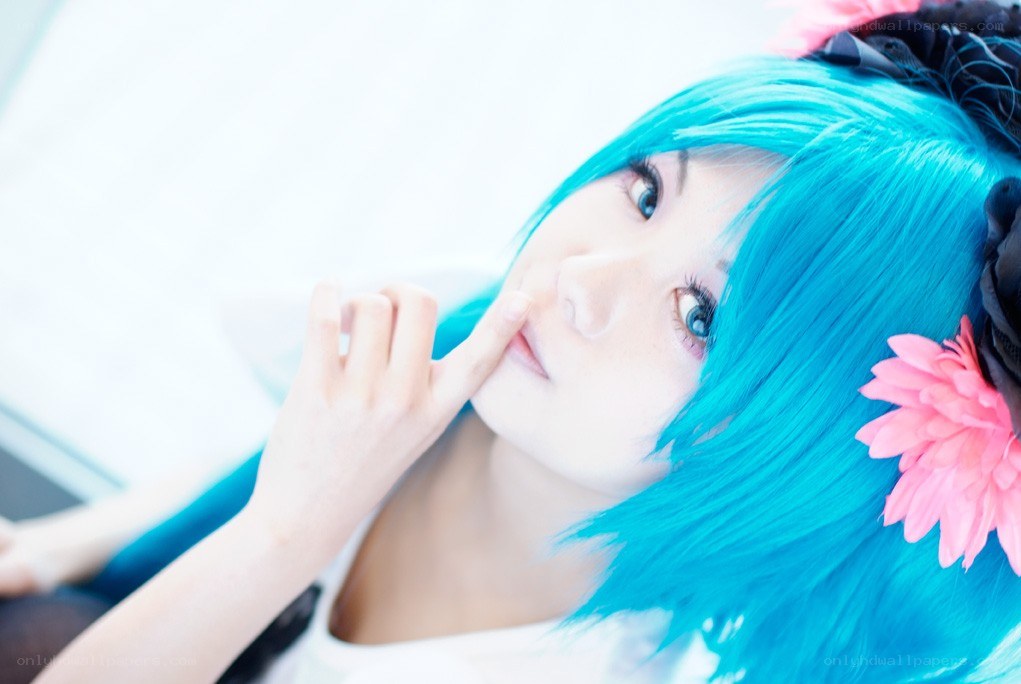 cosplayer with blue hair