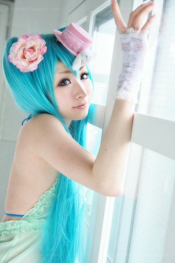 cosplayer with blue hair