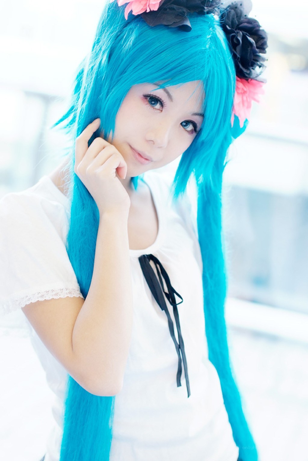 cosplayer with blue hair