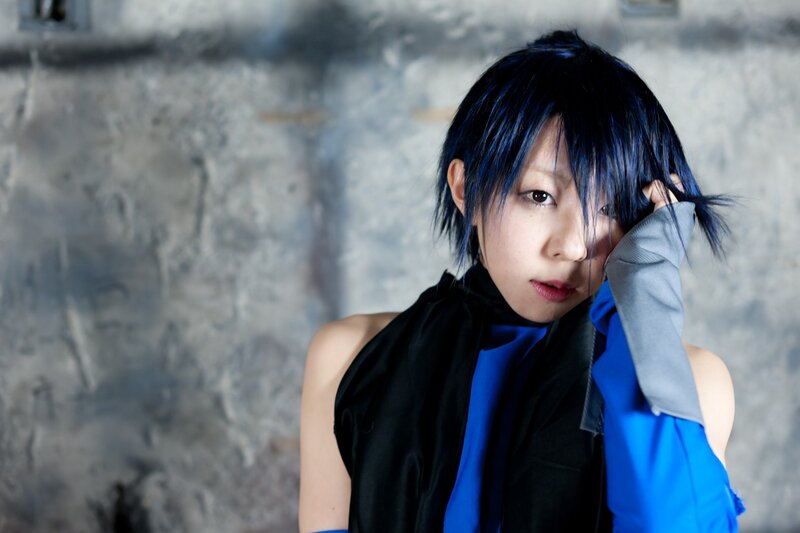 cosplayer with blue hair