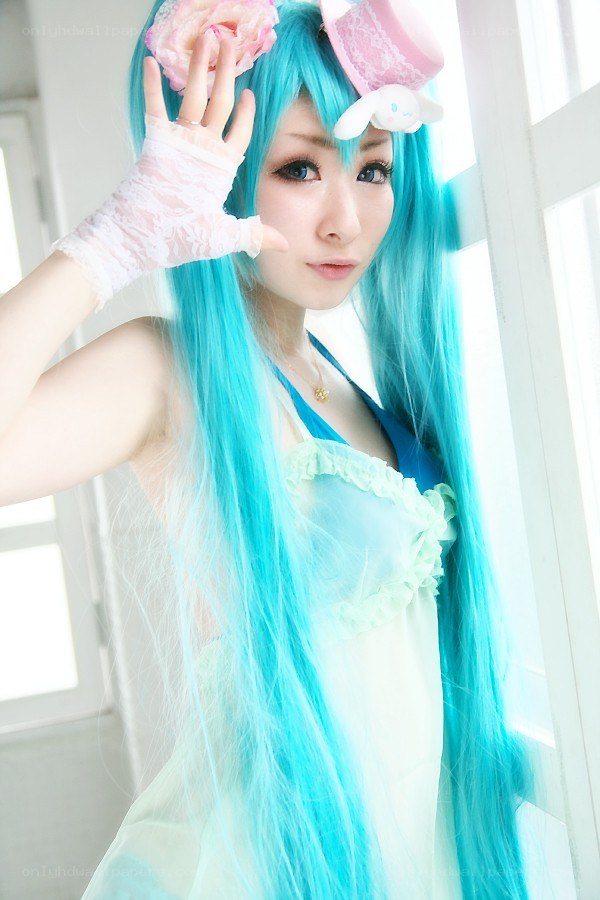 cosplayer with blue hair