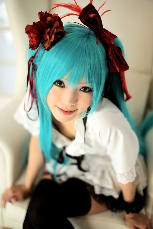 cosplayer with blue hair