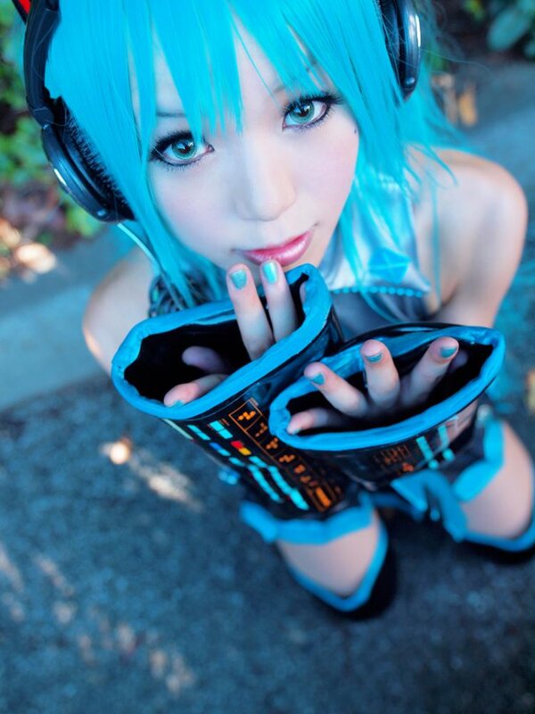 cosplayer with blue hair and headphones