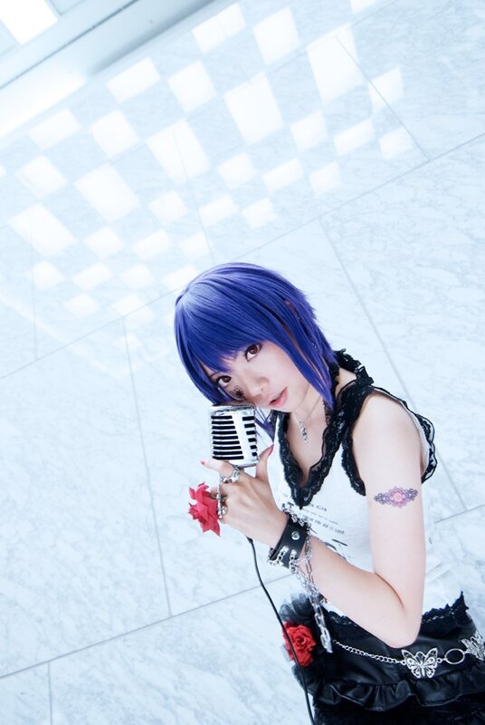cosplayer with blue hair and microphone