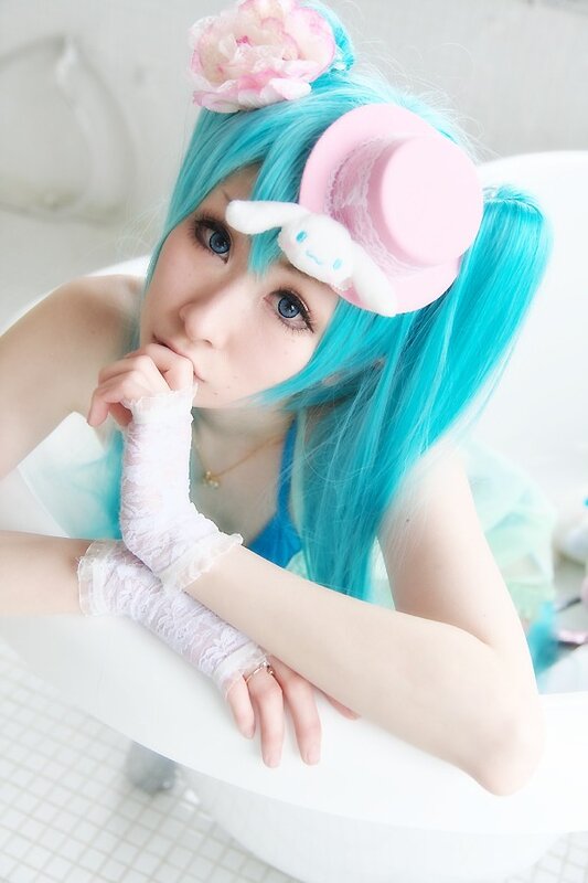 cosplayer with blue hair and pink hat