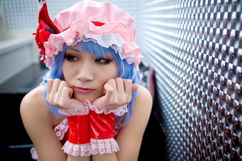 cosplayer with blue hair and pink hat