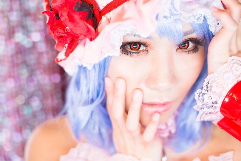 cosplayer with blue hair and red eyes