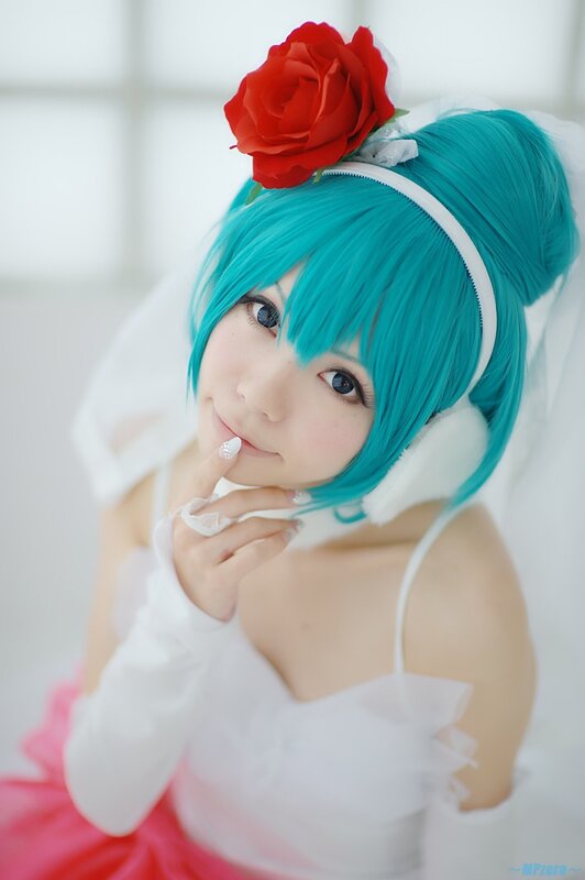 cosplayer with blue hair and red rose