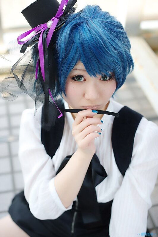 cosplayer with blue hair and top hat