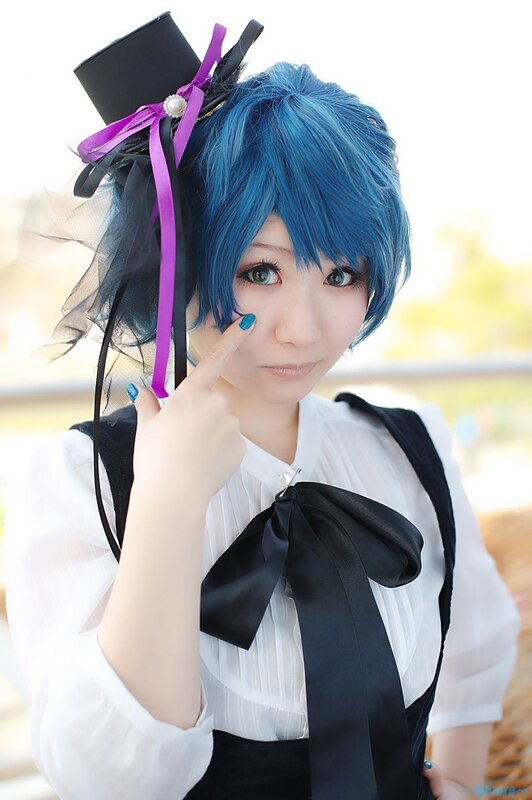 cosplayer with blue hair and top hat