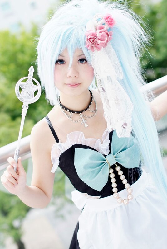 cosplayer with blue hair and wand