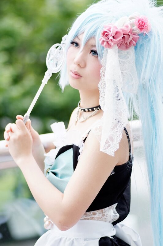 cosplayer with blue hair and wand
